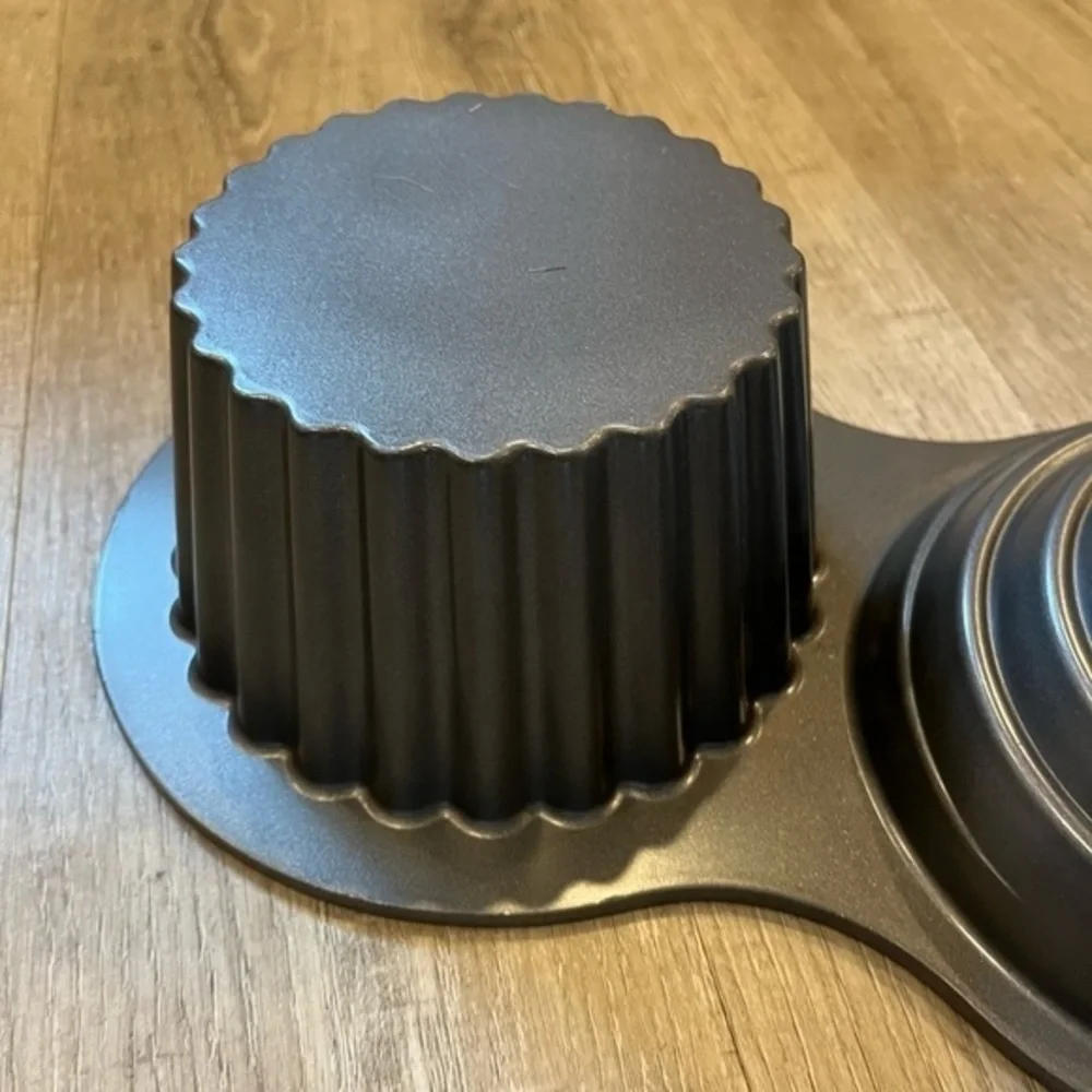 Wilton Giant Cupcake Mold Baking Dish Pan NWOT